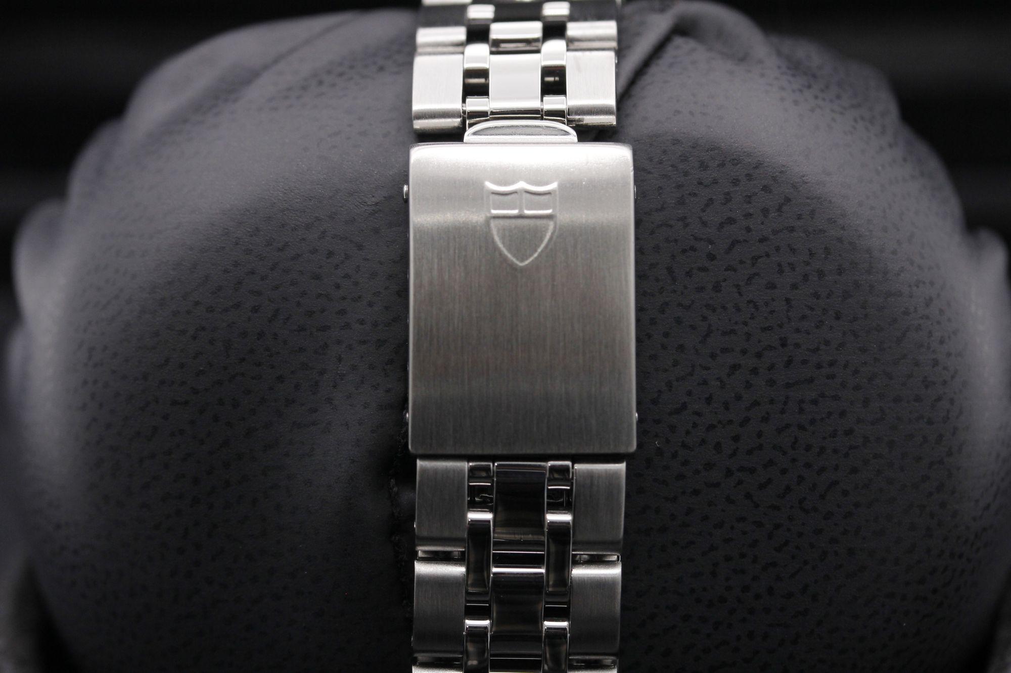 Watch Image 10