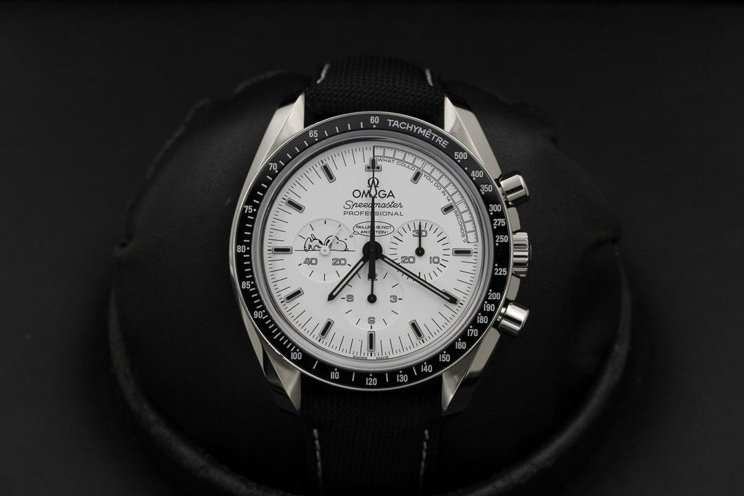 Omega Speedmaster Moonwatch "Snoopy" 311.32.42.30.04.003